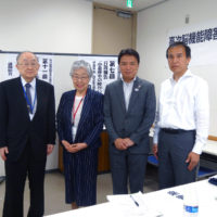 上田敏先生、増村幸子代表、西岡真一郎市長、加藤真一課長