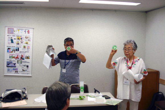 緊急時の支援情報キットの説明をする山下晃司さんと増村幸子代表